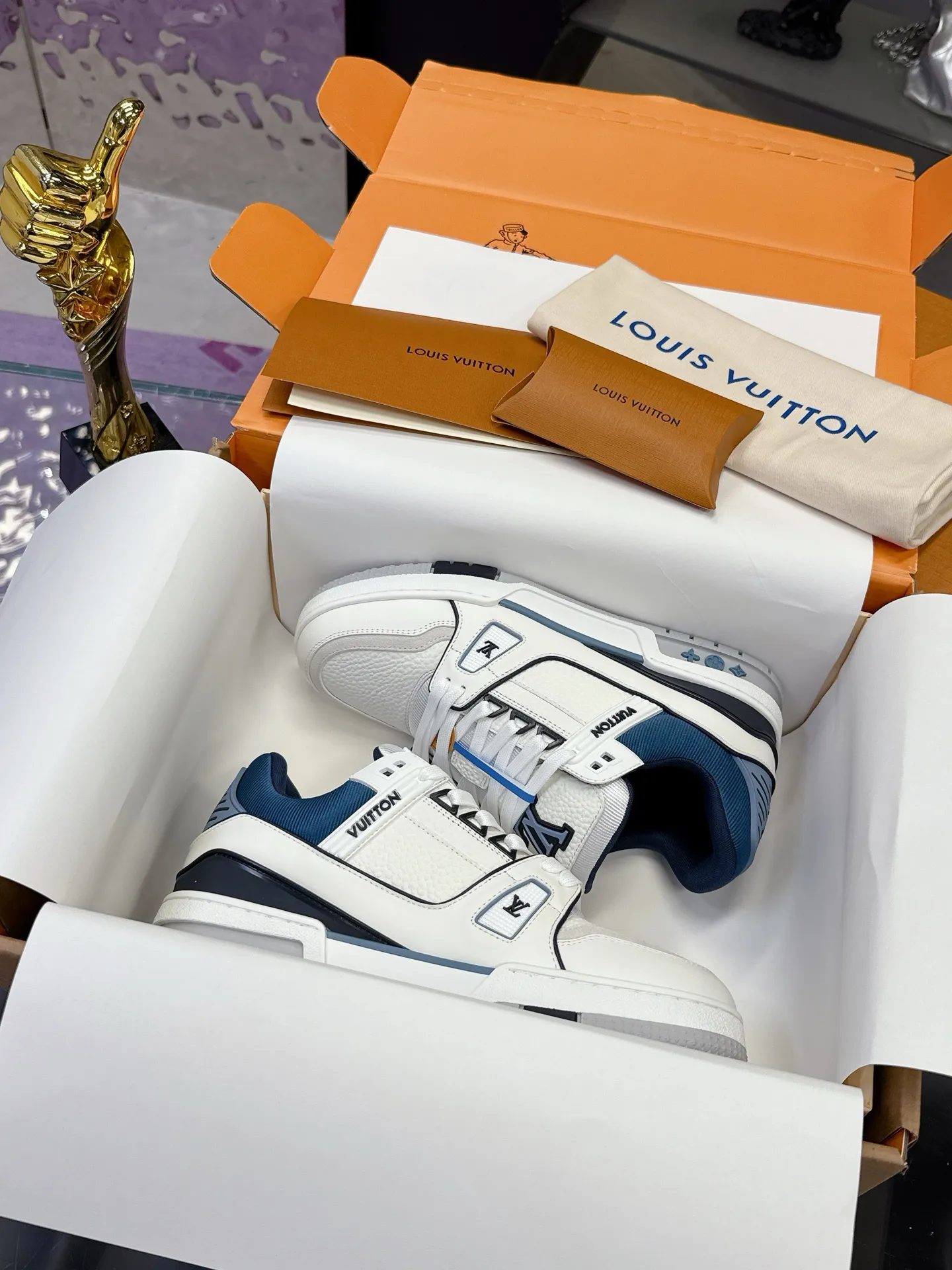 Factory price: 760💰 (latest color) This LV Trainer sneaker is made of grained cow leather, and uses vibrant colors to pay tribute to Virgil Abloh’s original classic inspired by retro basketball shoes. The upper is embellished with rubber LV letters and Vuitton logo, and the outsole is decorated with Monogram flowers. Exquisite packaging at the delivery counter🛍📦 ▪️Fabrics: Original customized first-layer cowhide ▪️Inner lining: Original customized breathable mesh lining ▪️Outsole: Original molded two-color TPU combination outsole ▪️Sole thickness: 3CM ▪️Size: Women's 35-40 Men's 38-46